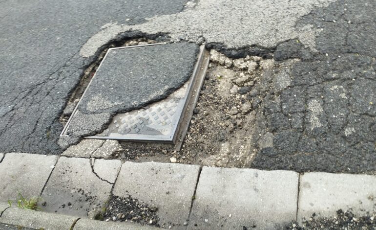 Sos da Monterusciello: «C’è una voragine vicino alla fermata degli autobus»