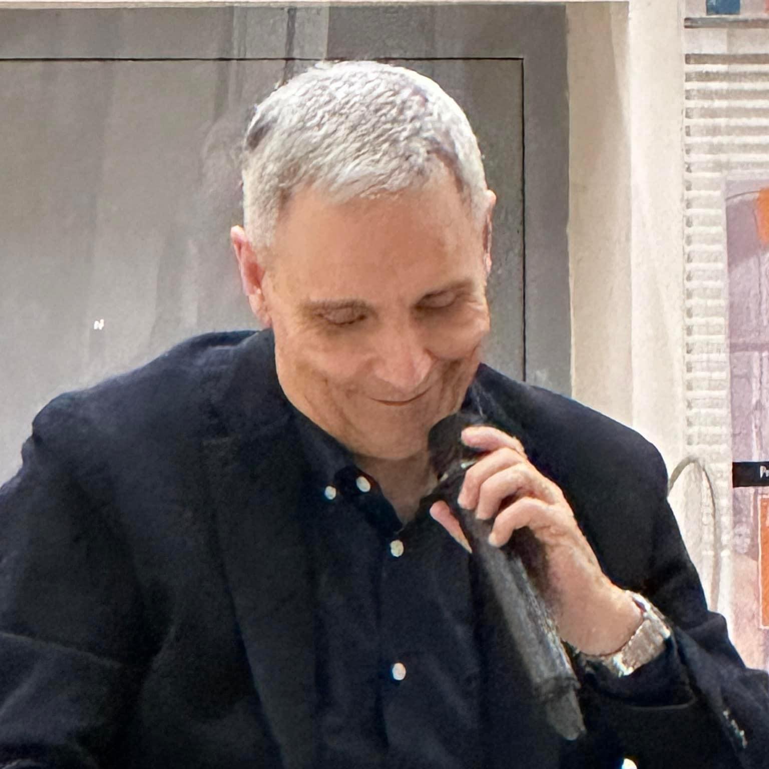 Lo scrittore Maurizio De Giovanni a Bacoli per presentare il suo ultimo romanzo “Sorelle”