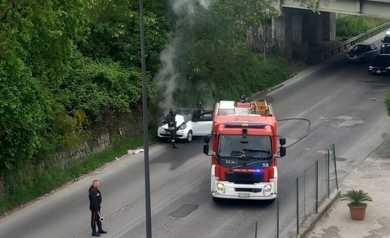 POZZUOLI/ Auto in fiamme ad Arco Felice «Abbiamo sentito un boato»