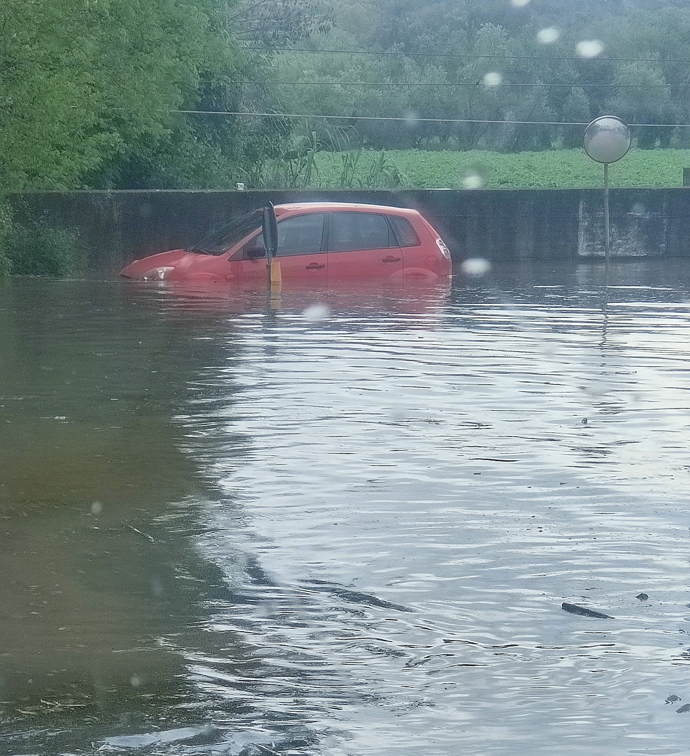 Allagamenti a Pozzuoli, un fiume in piena davanti al Depuratore – LA FOTO