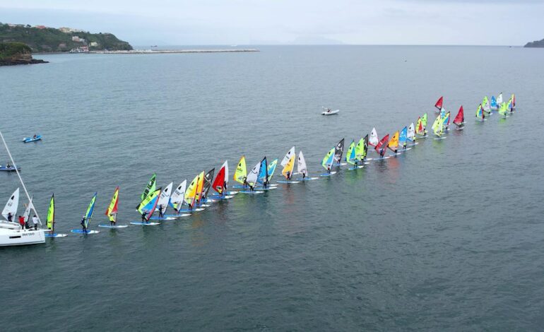 MONTE DI PROCIDA/ Le vele dei windsurfer in regata colorano il golfo