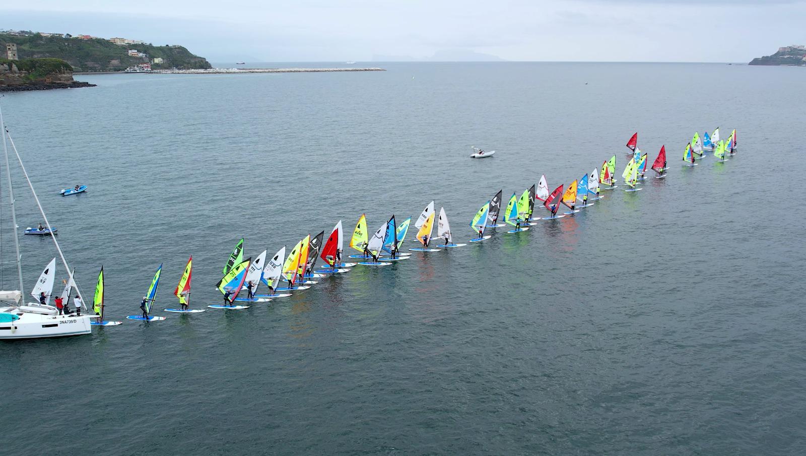 MONTE DI PROCIDA/ Le vele dei windsurfer in regata colorano il golfo