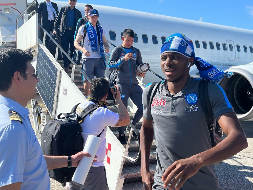 L’arrivo del Napoli all’aeroporto di Grazzanise – LE FOTO