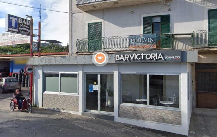 Bomba carta davanti a un bar, distrutta la saracinesca: l’ombra del racket a Monte di Procida