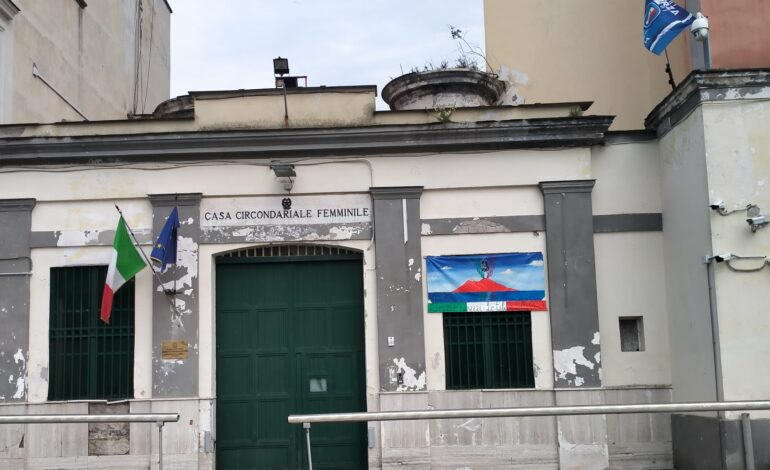 Le detenute del carcere di Pozzuoli celebrano lo scudetto del Napoli «Grazie ragazzi»