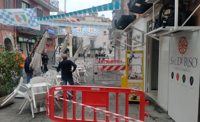 POZZUOLI/ Cadono calcinacci da un balcone, transenne in Piazza della Repubblica e via Cosenza – LE FOTO