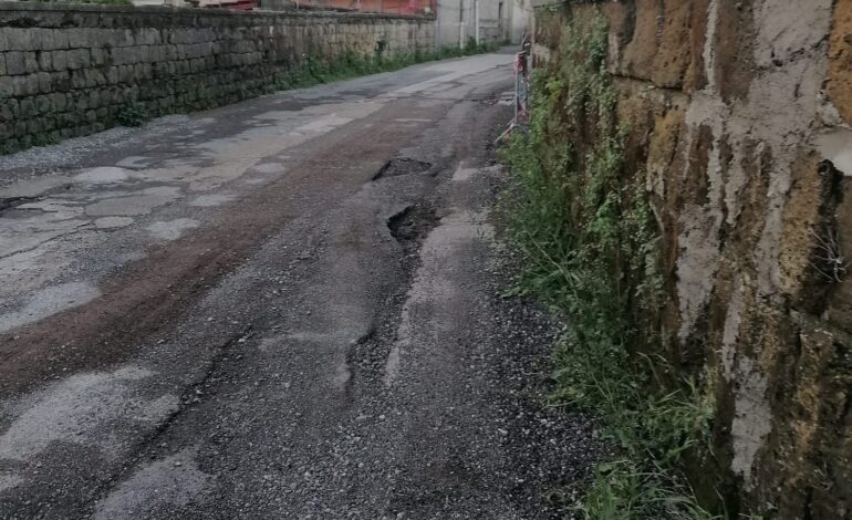 I LETTORI SEGNALANO/ «A Pozzuoli c’è una strada buia e piena di voragini ma nessuno interviene»