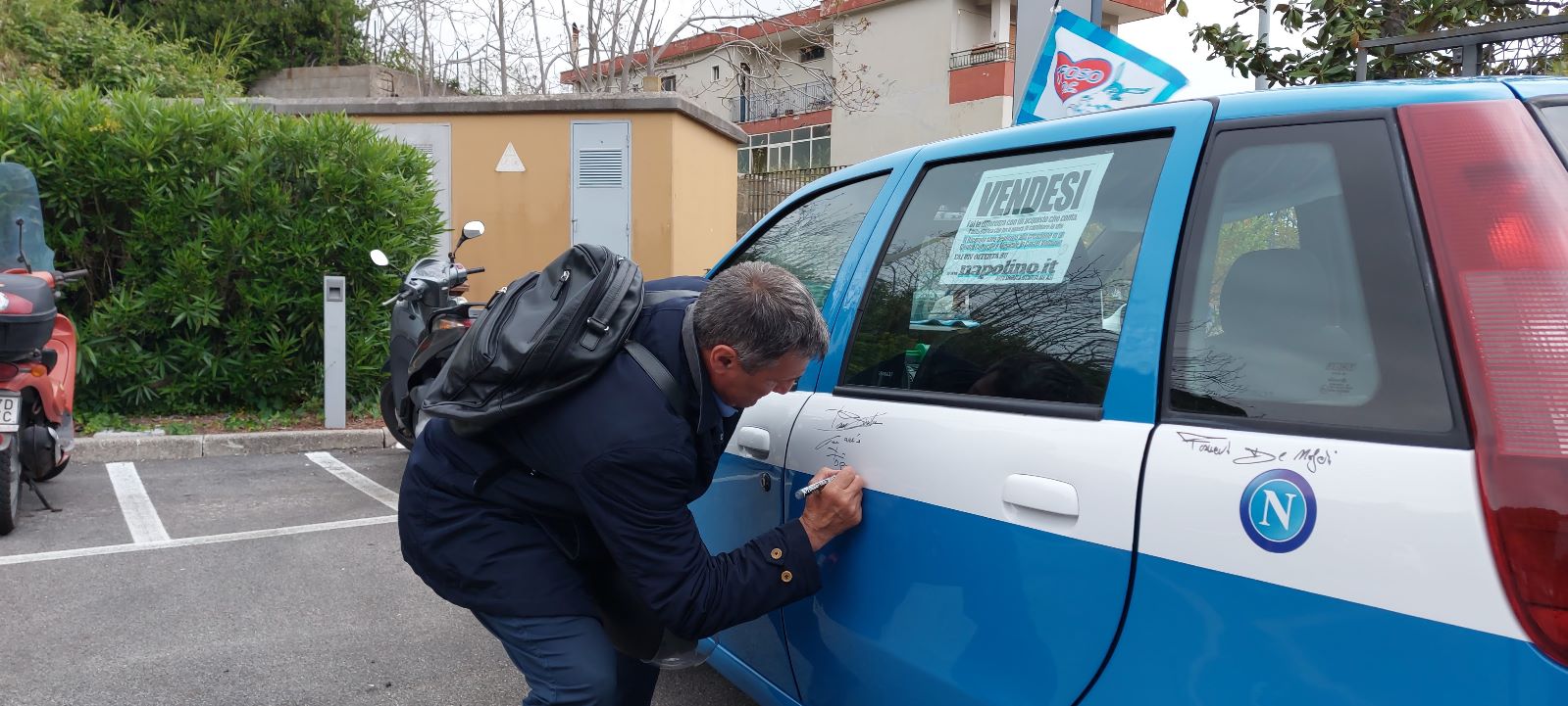 Auto storica personalizzata con i colori del Napoli: il ricavato della vendita destinato a un centro di integrazione