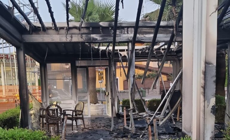 QUARTO/ Dato alle fiamme e distrutto il gazebo della “Caffetteria Principe”: c’è l’ombra della camorra – FOTO