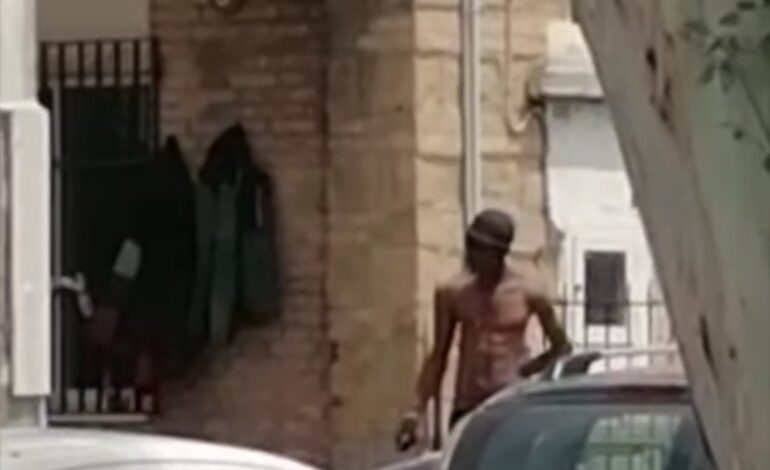 POZZUOLI/ Degrado a Licola Borgo, senzatetto nudo davanti all’asilo