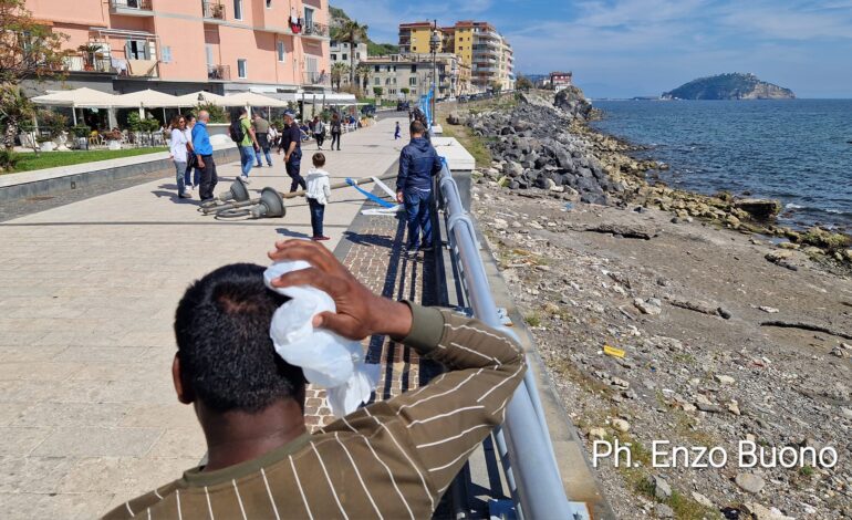 Tragedia sfiorata a Pozzuoli: crolla lampione sul lungomare di via Napoli, ferito un ambulante – LE FOTO