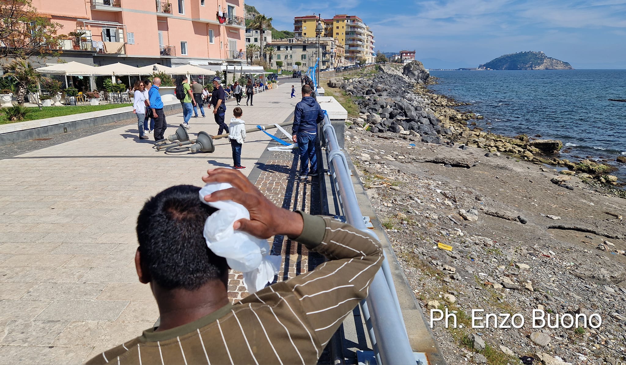 Tragedia sfiorata a Pozzuoli: crolla lampione sul lungomare di via Napoli, ferito un ambulante – LE FOTO