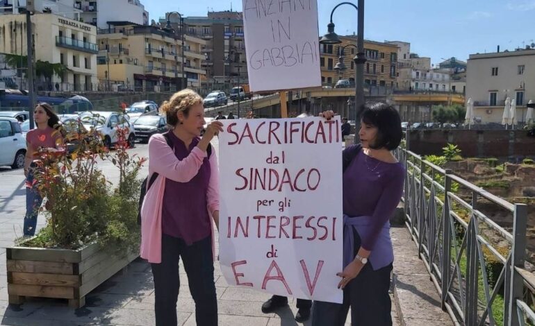 POZZUOLI/ Passaggio a livello chiuso, Manzoni non parla e Figliolia risponde ai cittadini «Io sempre dalla loro parte»