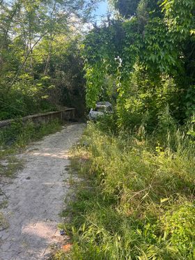 I LETTORI SEGNALANO/ «Questa strada di Monterusciello è completamente abbandonata da tutti» – LE FOTO