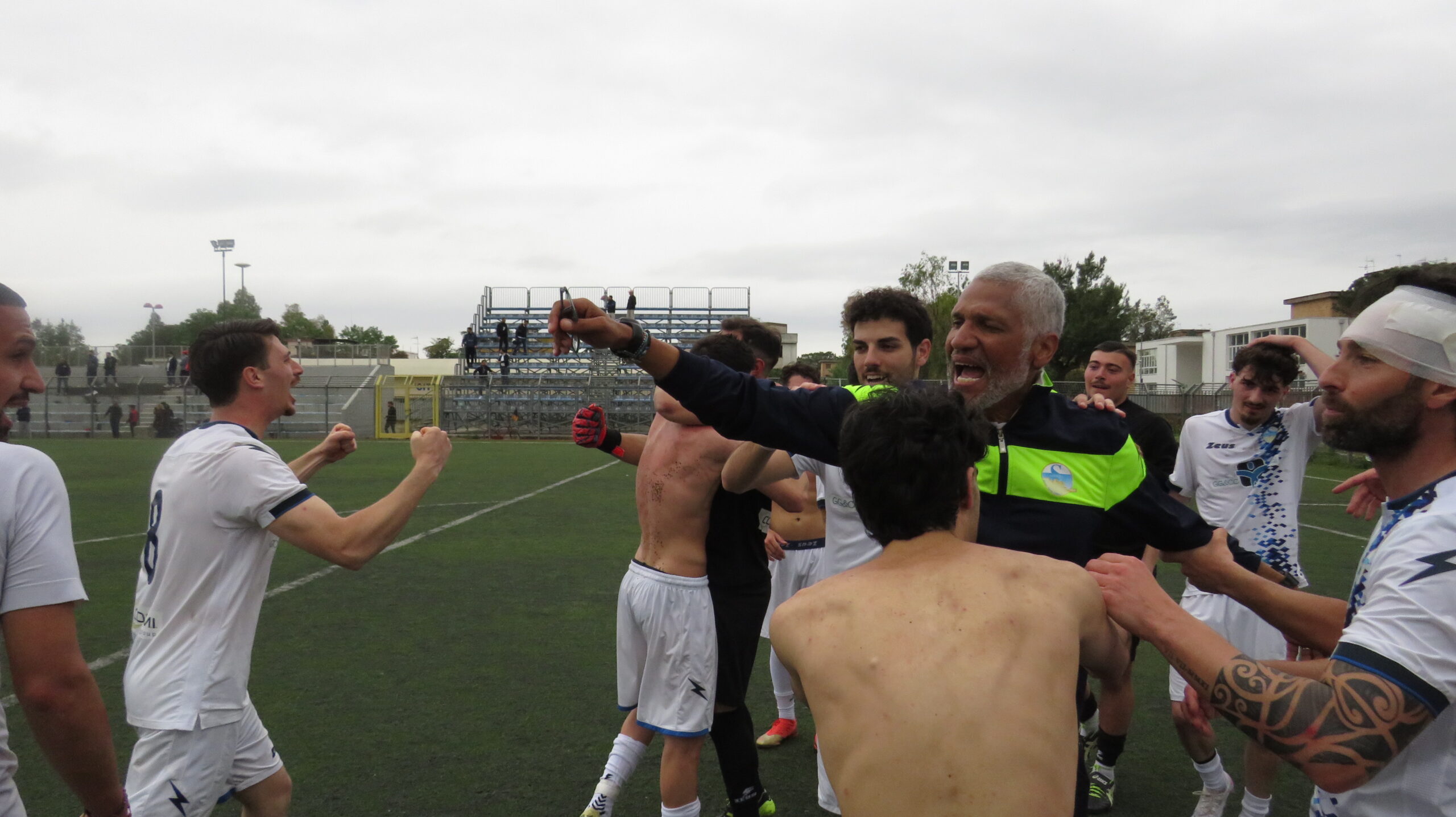 Il Rione Terra calcio conquista la promozione in Eccellenza ed entra nella storia