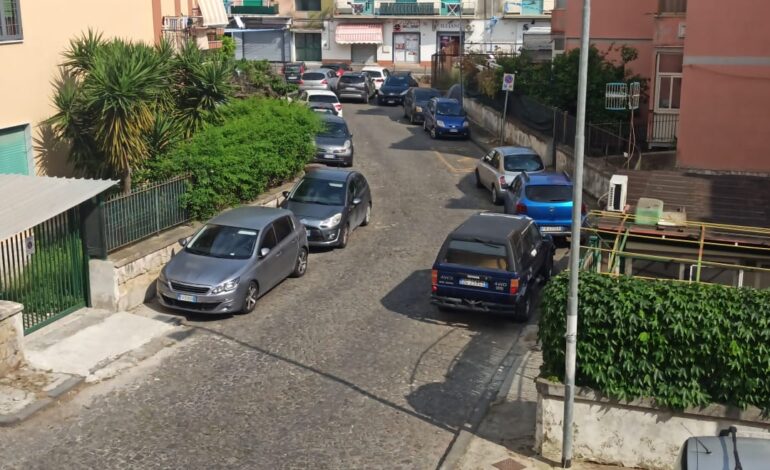 POZZUOLI/ Caos ad Arco Felice: riceve multa, tenta di investire vigilessa e danneggia le vetture parcheggiate