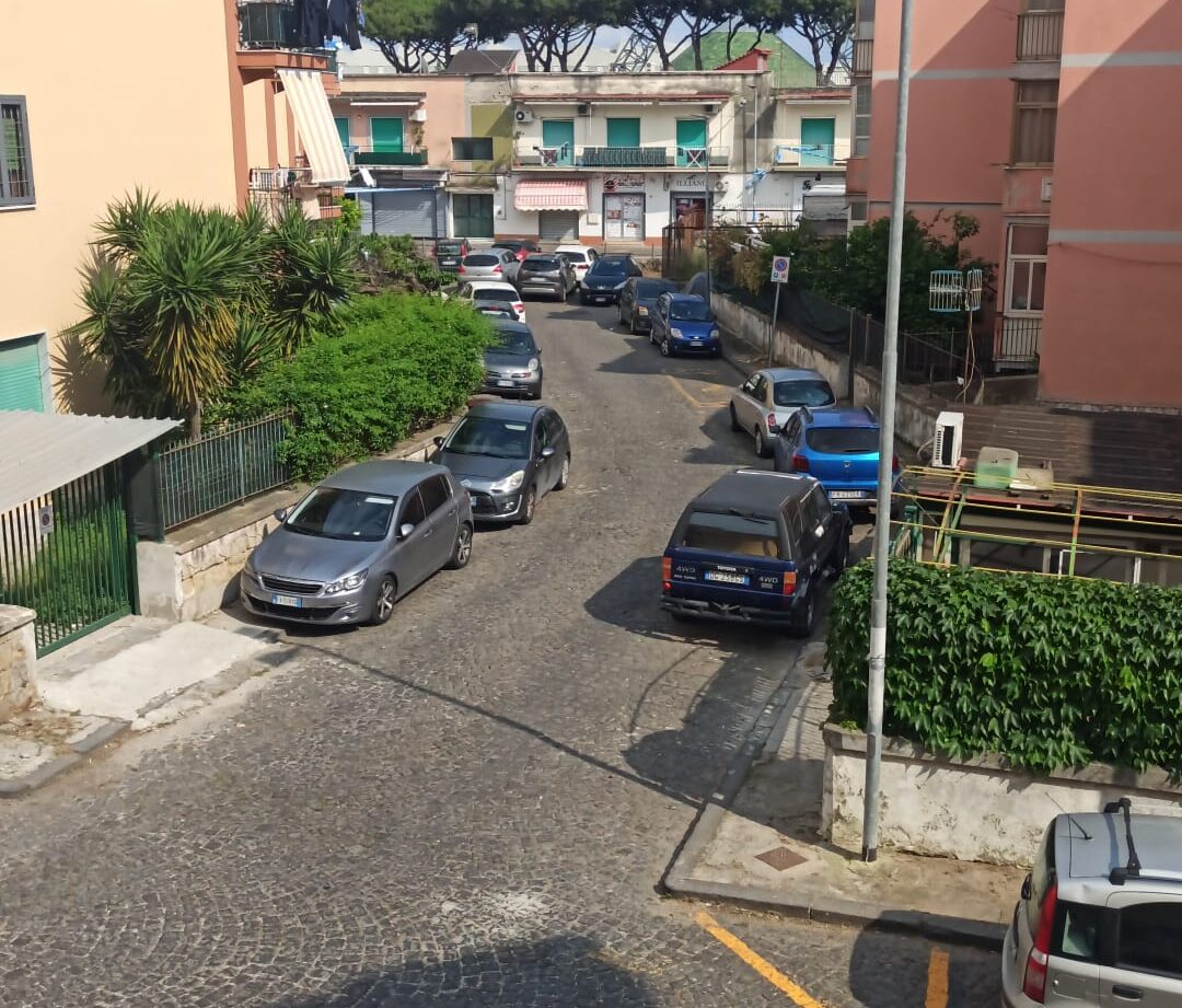 POZZUOLI/ Caos ad Arco Felice: riceve multa, tenta di investire vigilessa e danneggia le vetture parcheggiate