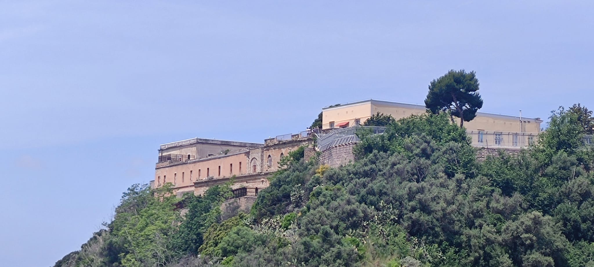 In tre fuggono dal carcere di Nisida e si fratturano le gambe: presi