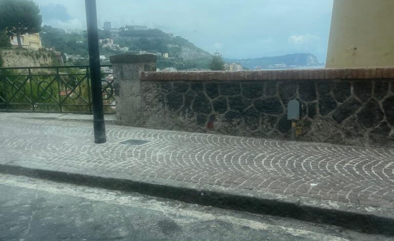 POZZUOLI/ I lettori segnalano: «Pali della luce montati al centro del marciapiede»