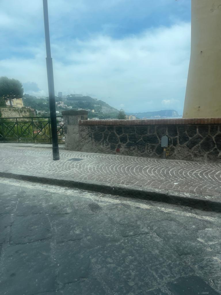 POZZUOLI/ I lettori segnalano: «Pali della luce montati al centro del marciapiede»