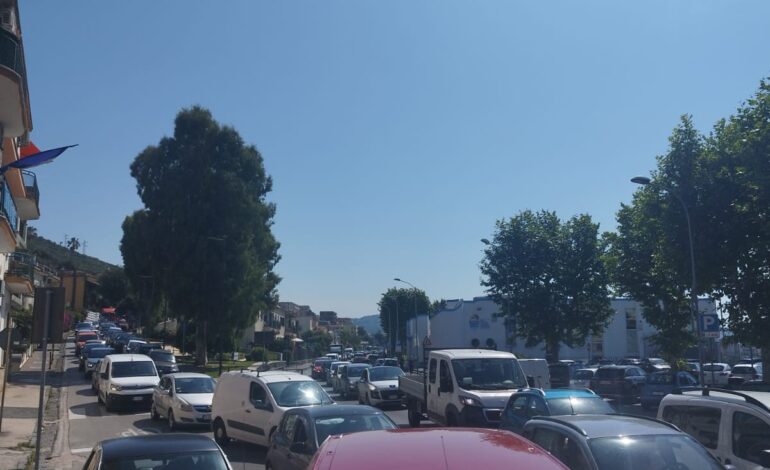 POZZUOLI/ Lavori a Lucrino, traffico in tilt e cittadini esasperati: «Disagi già alle 10 del mattino»