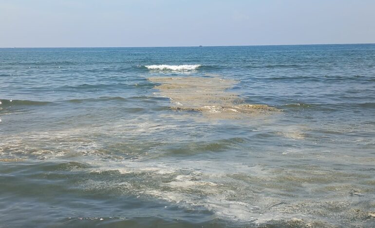 BACOLI/ Allarme mare, acqua giallastra a Miseno