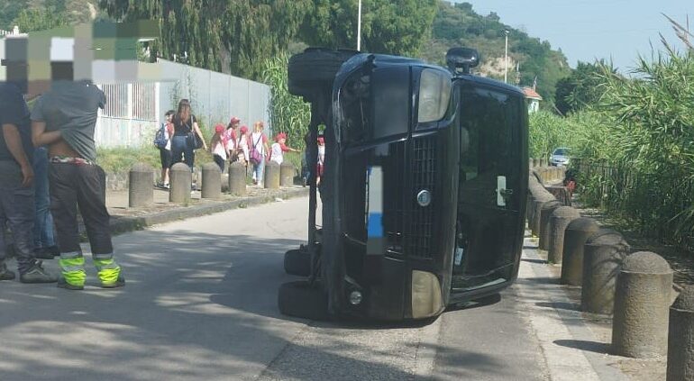 POZZUOLI/ Auto si ribalta su via Provinciale Lucrino Averno, l’sos: «Servono dossi, si corre a tutte le ore»