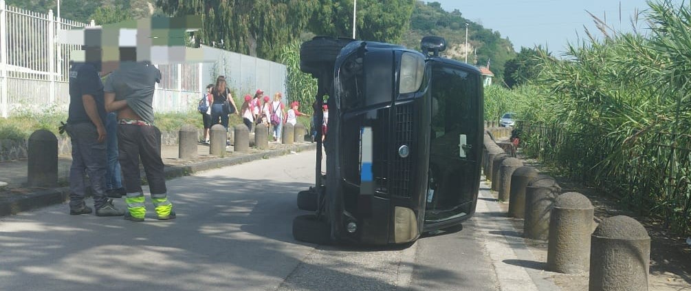 POZZUOLI/ Auto si ribalta su via Provinciale Lucrino Averno, l’sos: «Servono dossi, si corre a tutte le ore»