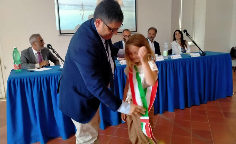 POZZUOLI/ Consegnata la fascia tricolore alla baby sindaco Valeria Esposito