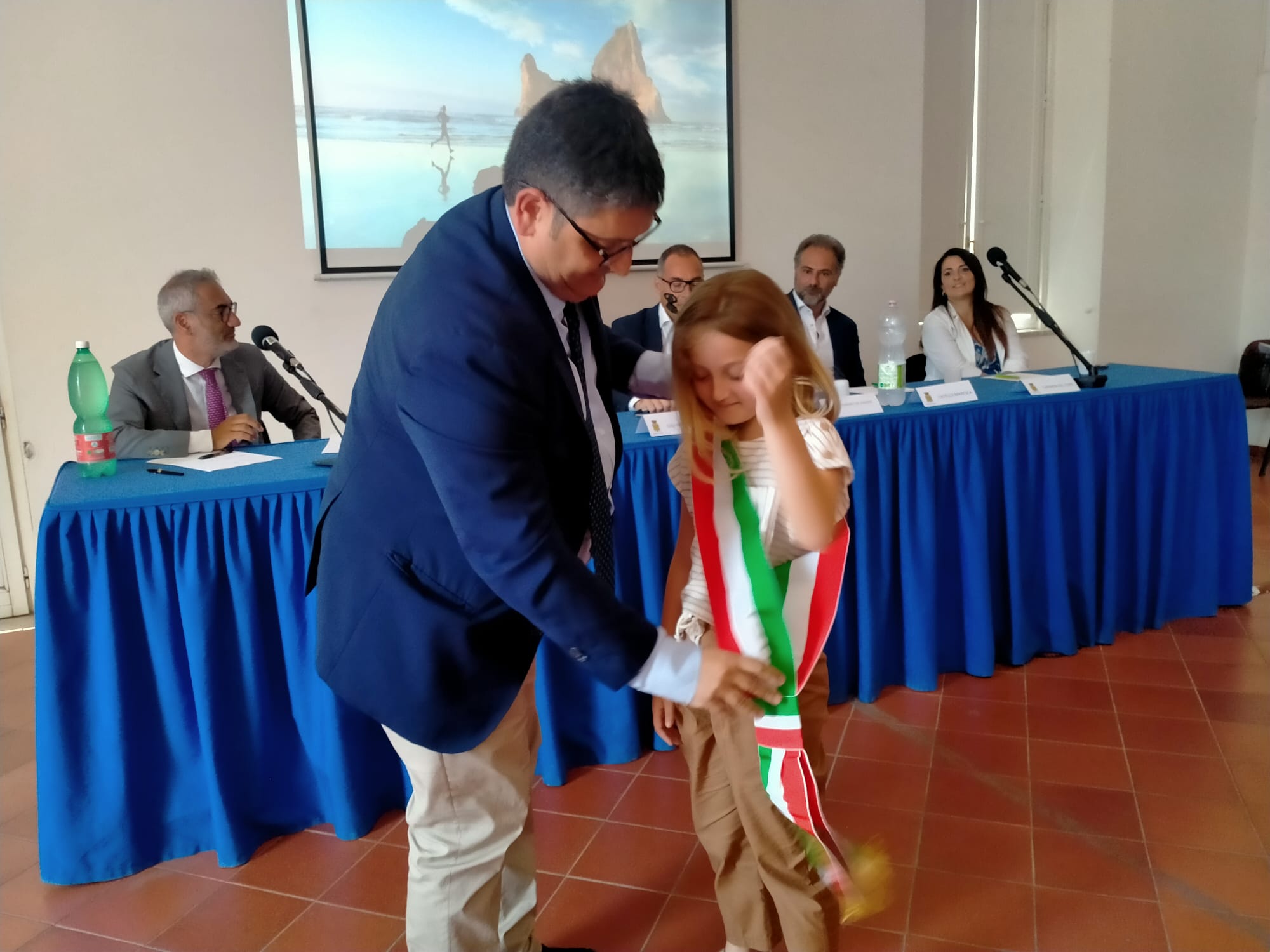 POZZUOLI/ Consegnata la fascia tricolore alla baby sindaco Valeria Esposito
