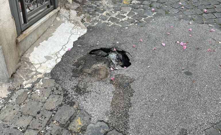 POZZUOLI/ I lettori segnalano: «Strada che sprofonda ma nessuno fa niente»