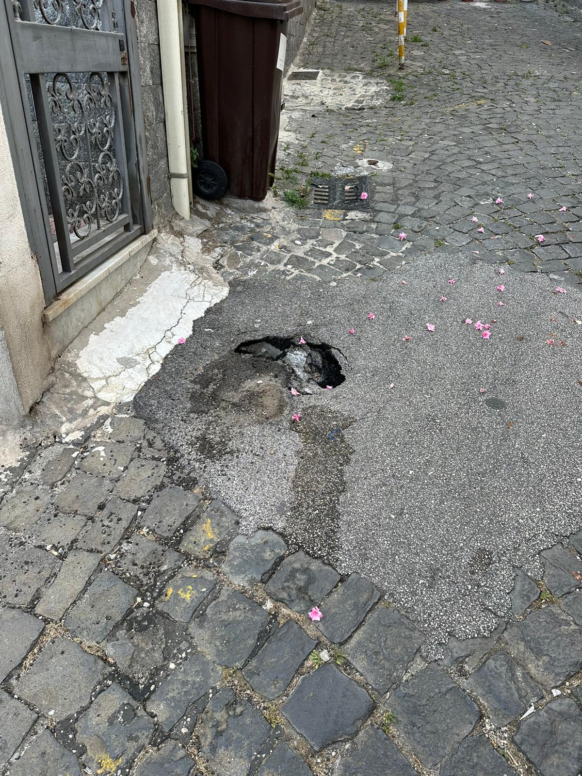 POZZUOLI/ I lettori segnalano: «Strada che sprofonda ma nessuno fa niente»