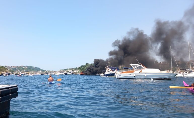 Ultim’ora – Incendio a bordo, barca in fiamme nel mare di Bacoli – FOTO