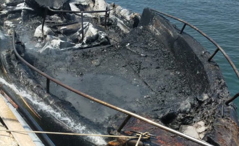 POZZUOLI/ Mare Sicuro, controlli della Capitaneria su tutto il litorale: messi in salvo gli occupanti della barca andata in fiamme