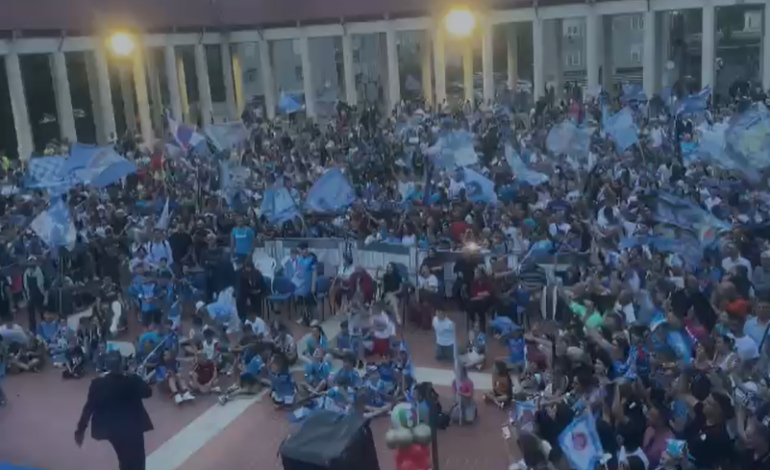 Festa scudetto a Monterusciello: in migliaia nella piazza colorata d’azzurro – LE FOTO