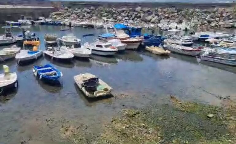 Non c’è più acqua nella darsena di Pozzuoli