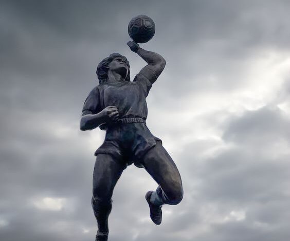 Installata a Monte di Procida la statua di Maradona: sul punto più alto c’è “la mano de Dios”