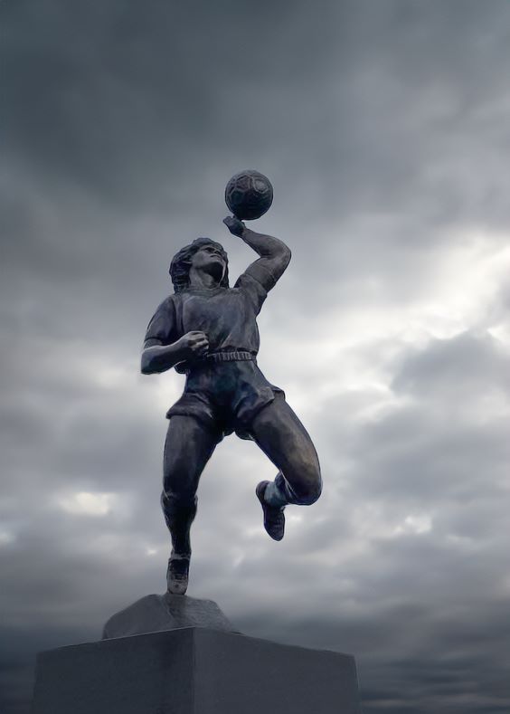 Installata a Monte di Procida la statua di Maradona: sul punto più alto c’è “la mano de Dios”