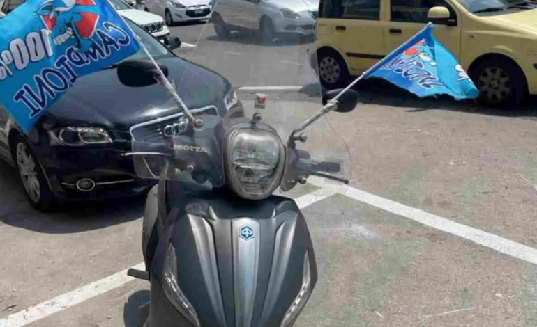 POZZUOLI/ Multato dai vigili per aver montato due bandierine del Napoli sullo scooter