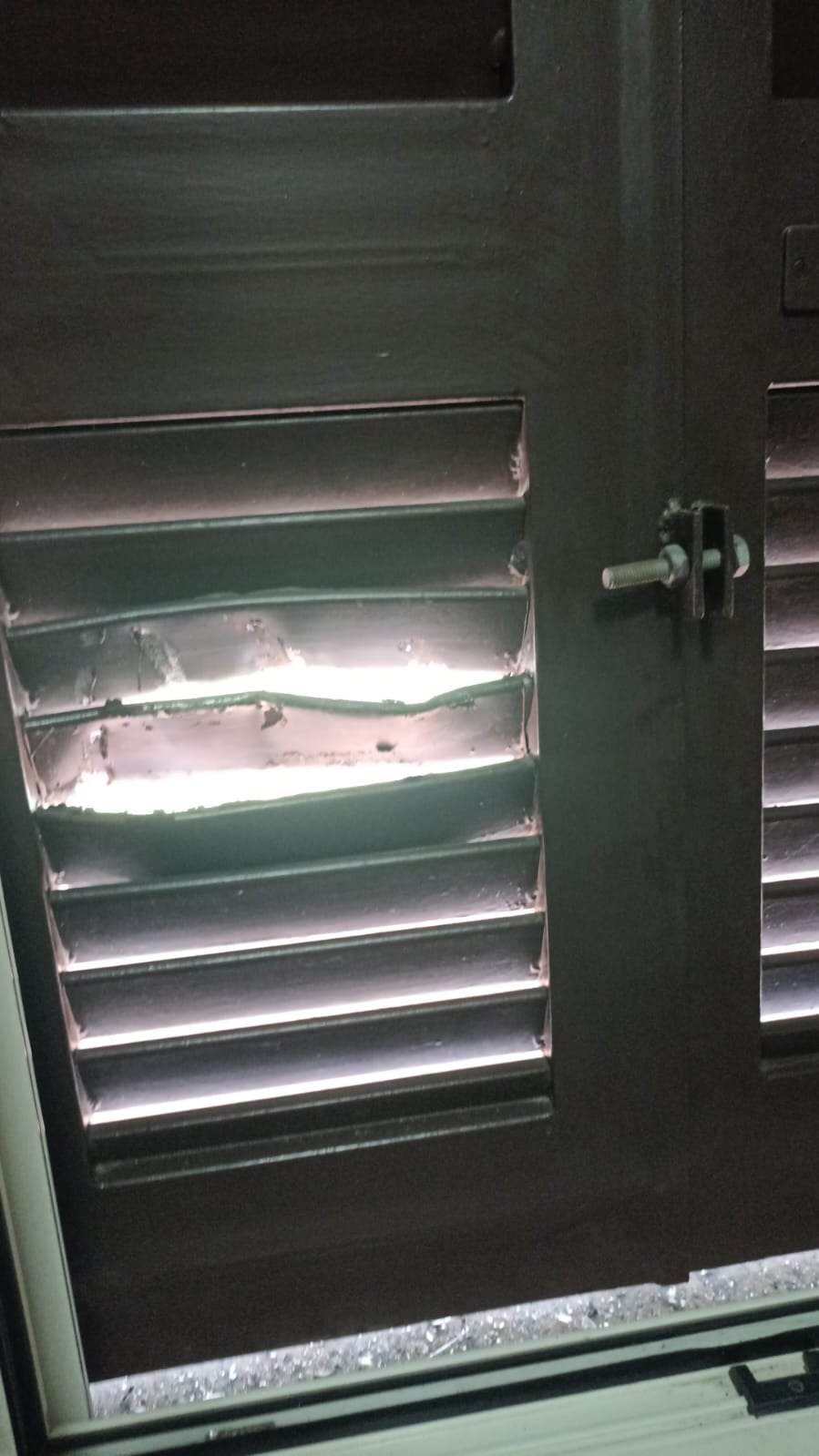 Ladri tentano di entrare nella villa di due anziani a Licola: messi in fuga da una luce accesa nella notte – LE FOTO