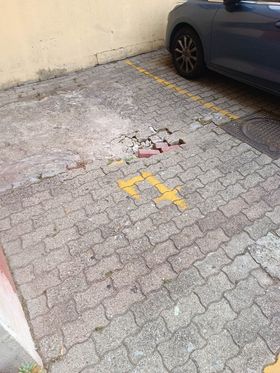 POZZUOLI/ I lettori segnalano: «Sta sprofondando la pavimentazione davanti a un palazzo a Monterusciello»