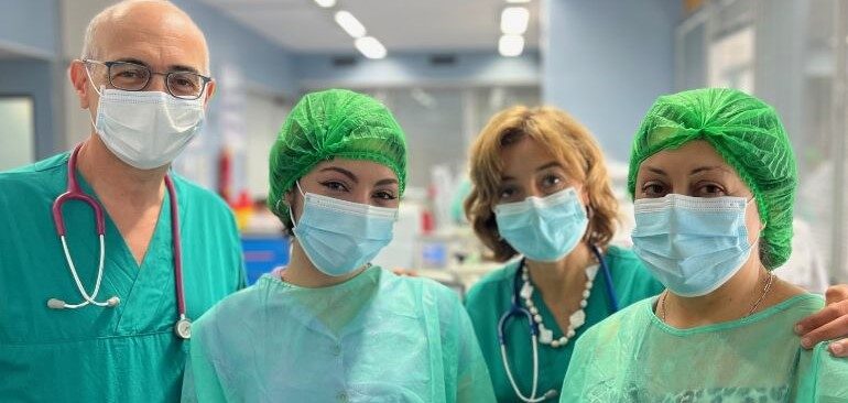 Francesca torna in ospedale dopo 19 anni per salutare i medici che le hanno salvato la vita quando era in incubatrice