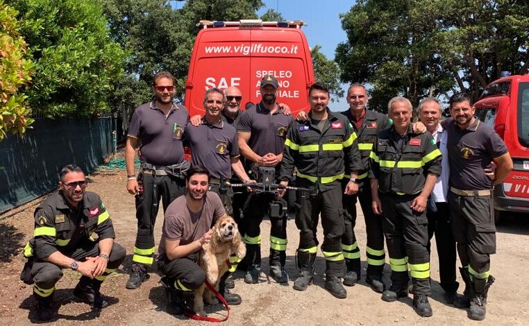 POZZUOLI/ Era finito in un dirupo: cane salvato dai vigili del fuoco con droni e funi – LE FOTO