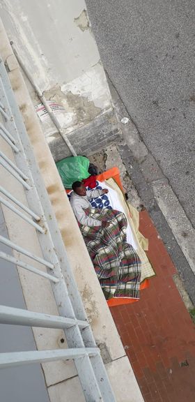 SOS da Pozzuoli: «Questo ragazzo dorme su un marciapiede ma a nessuno importa» – LE FOTO