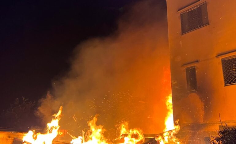 MONTE DI PROCIDA/ Incendio distrugge i depositi di un agriturismo e danneggia una pasticceria: sgomberata anche la casa del sindaco