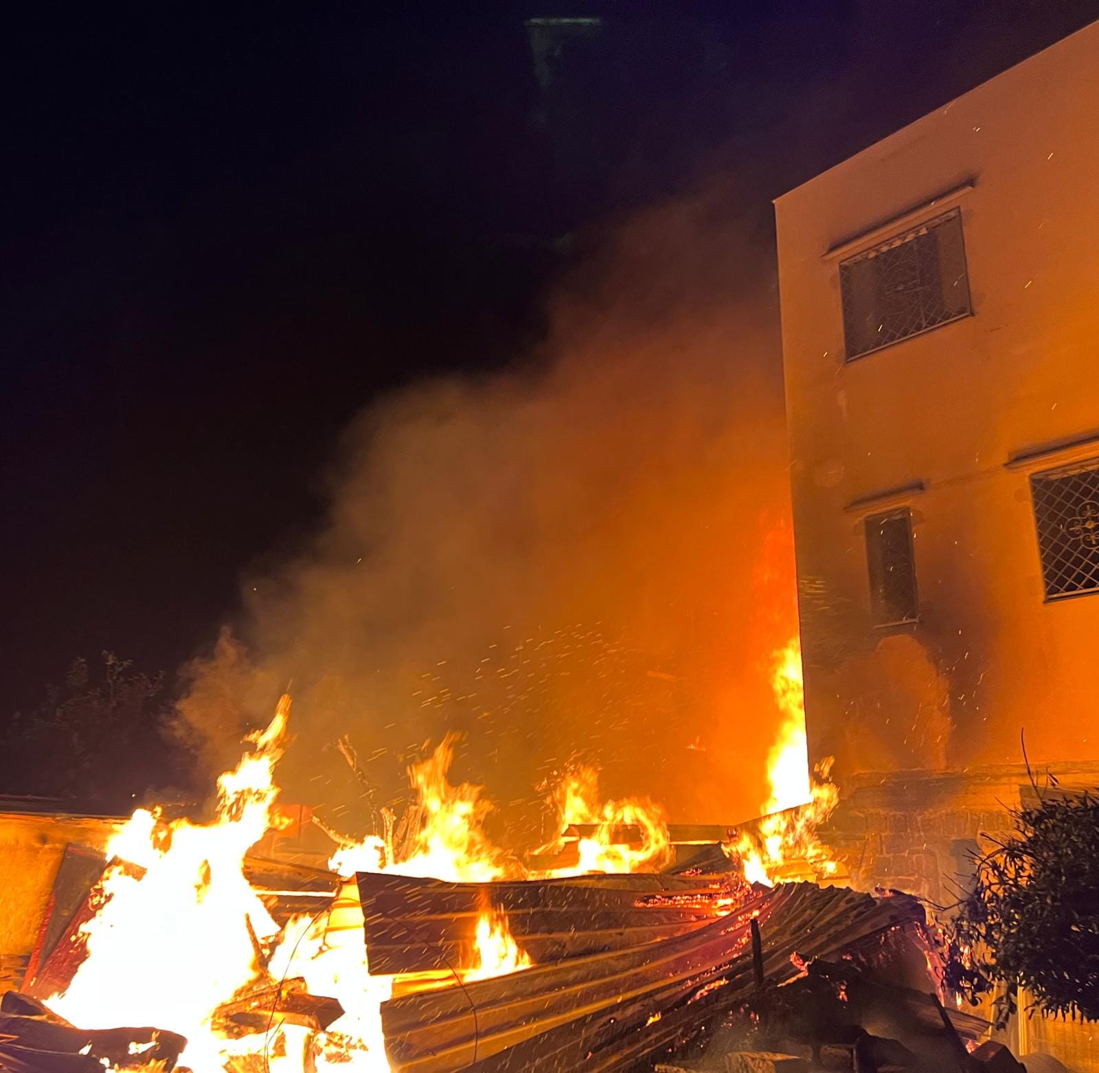 MONTE DI PROCIDA/ Incendio distrugge i depositi di un agriturismo e danneggia una pasticceria: sgomberata anche la casa del sindaco