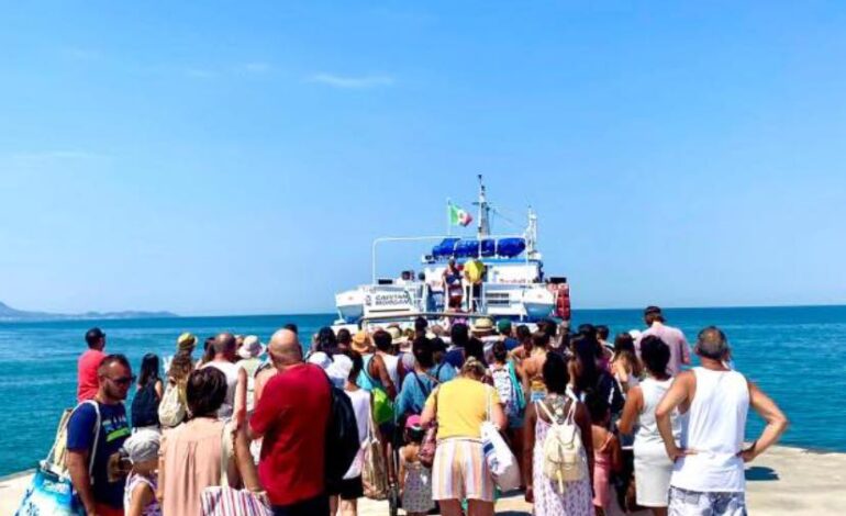 Da Bacoli traghetti per Procida e Ischia: gli orari e le date delle vie del mare