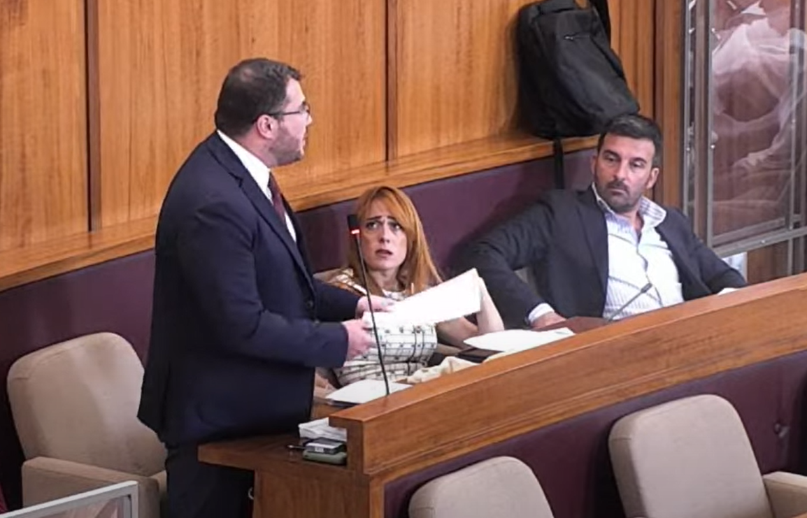 POZZUOLI/ Polemiche in Consiglio, Volpe: «I cancelli abbattuti sui lidi di Lucrino sono stati solo un bluff»