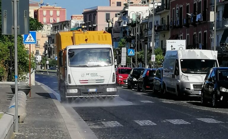 POZZUOLI/ Frecce Tricolori: uomini e mezzi impegnati per 48 ore per tenere pulita la città – LE FOTO