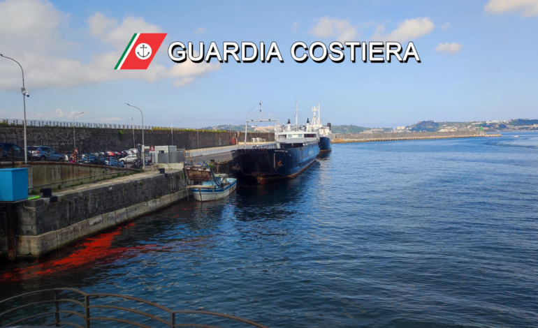 Vernici rosse in mare, allarme al Porto di Pozzuoli